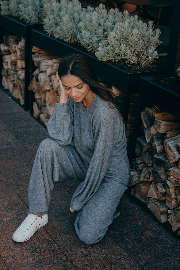 Серые вязаные расклешенные брюки