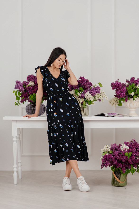 Длинное черное платье с V образным вырезом и поясом