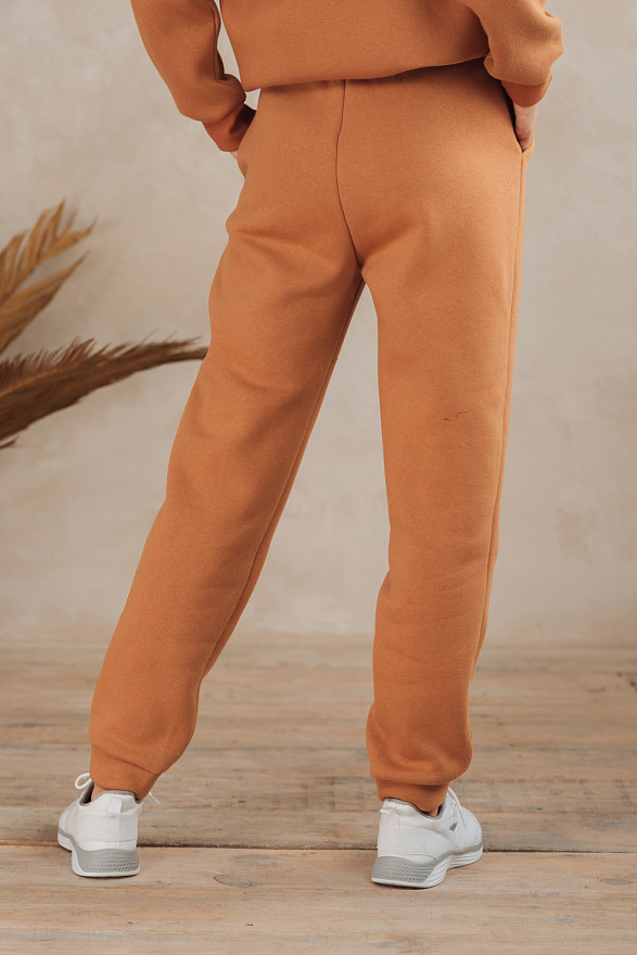 Карамельні спортивні штани з написом