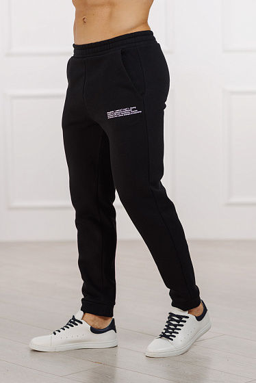 Тёплые спортивные штаны на мягком флисе, по бокам карманы, пояс на резинке, сбоку стильная надпись. Ткань безопасна для здоровья и имеет международный стандарт качества OEKO Tex 100