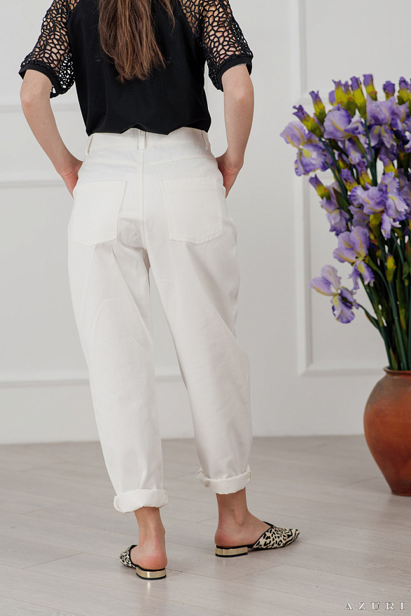 Джинсы бананы белого цвета