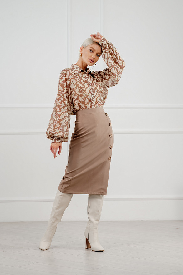 Lightweight blouse with lantern sleeves in beige