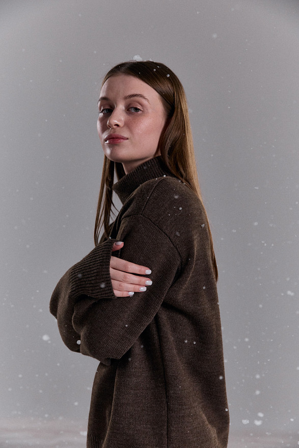 Свитер с высоким воротником и боковыми разрезами цвета 