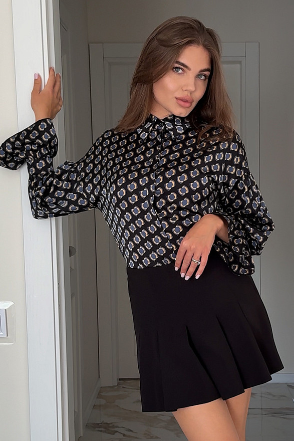 Black loose-fitting shirt