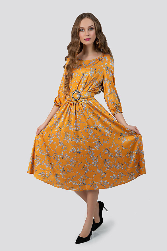 Желтое платье с цветочным принтом