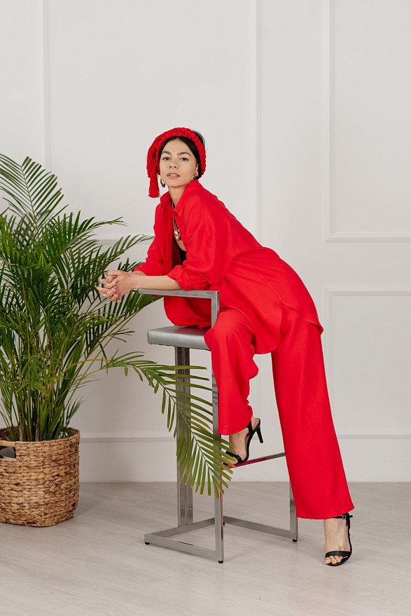 Кораловий лляний брючний костюм