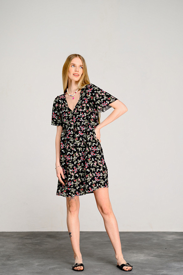 Чорна сукня-трапеція з V-подібним вирізом