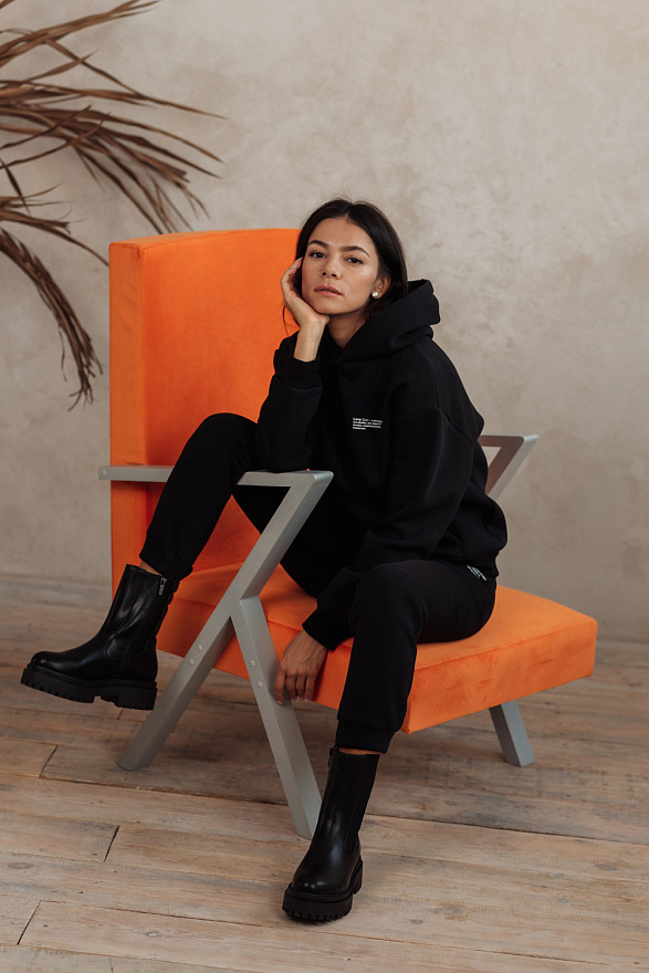 Чорні спортивні штани з написом