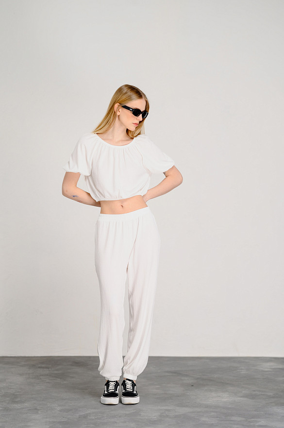 Loose two-piece suit in milky color