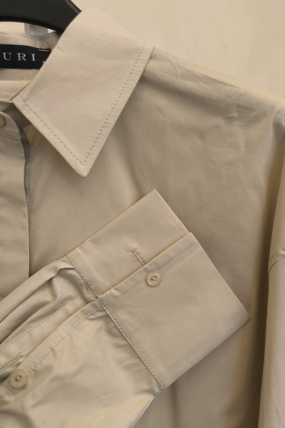 Бежевая рубашка из поплина