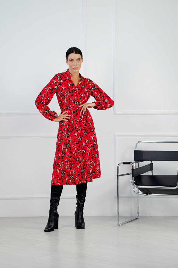 Яркое красное платье в цветочный принт. 