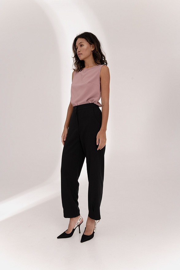 Черные брюки с поясом на резинке и защипами по низу