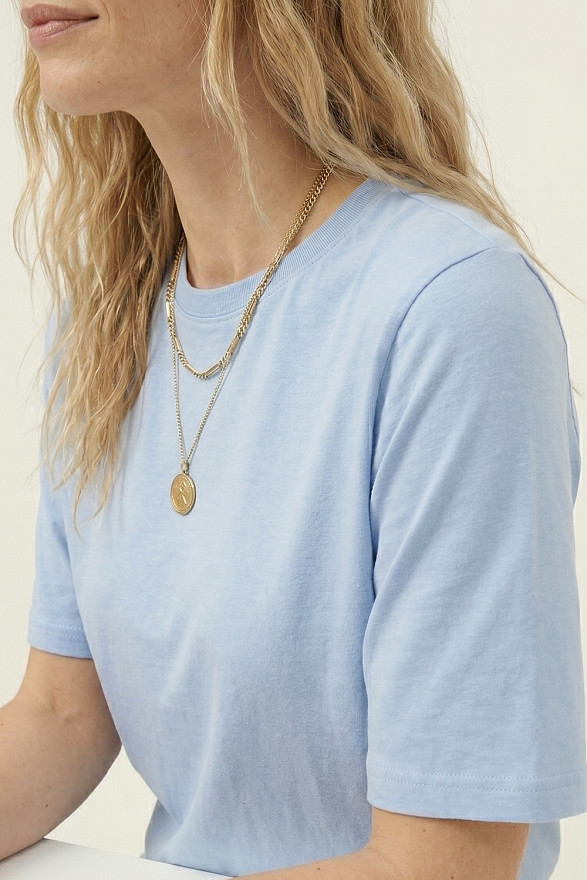 Блакитна базова футболка з круглою горловиною