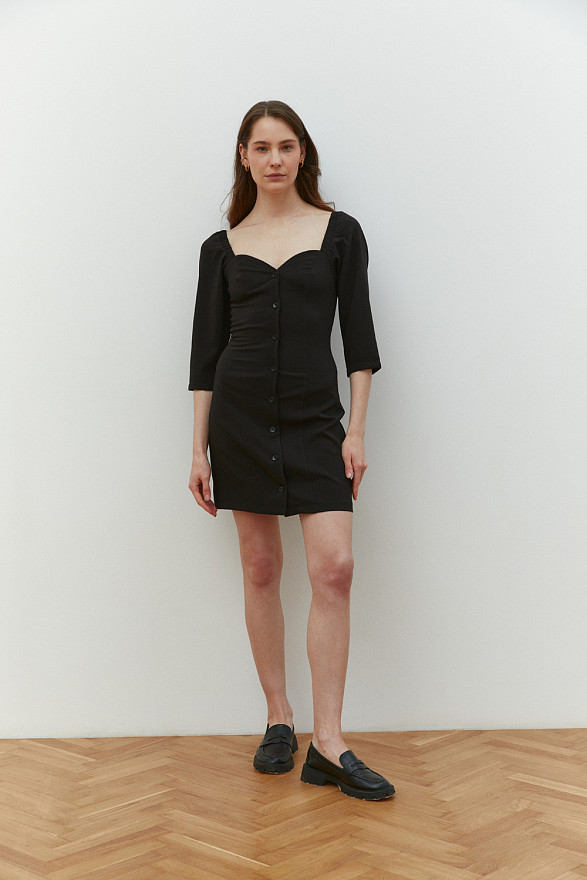 Черное приталенное платье мини с глубоким вырезом горловины