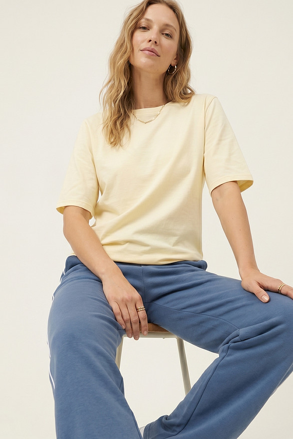 Лимонна базова футболка з круглою горловиною