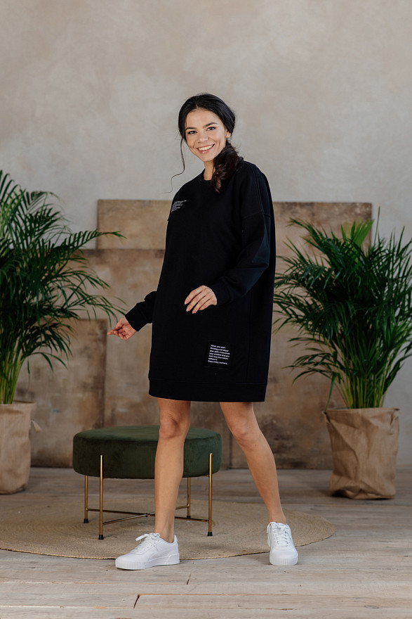 Чорне спортивне плаття з написами