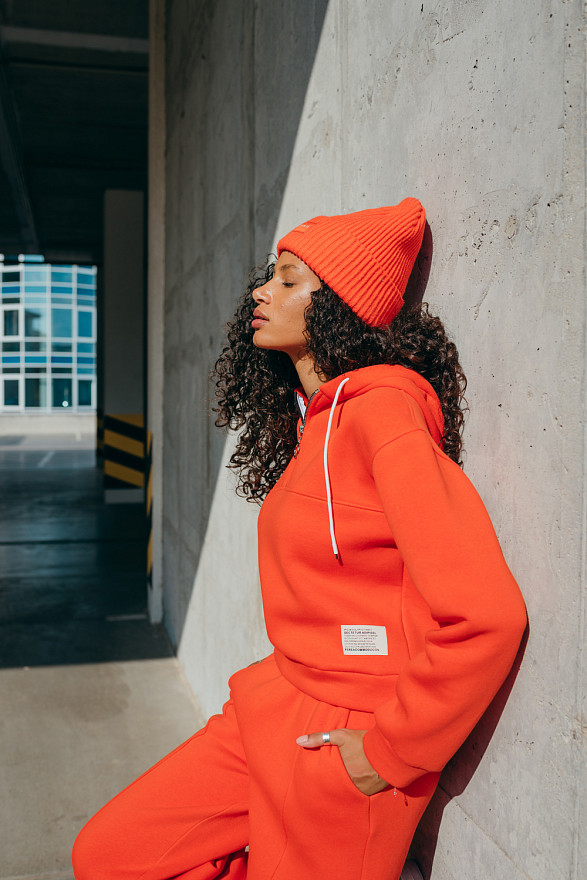 Помаранчевий теплий світшот із зав'язками та логотипом