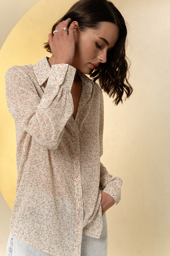 Кремова блуза вільного крою