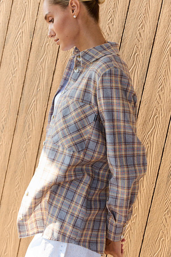 Серая рубашка в клетку