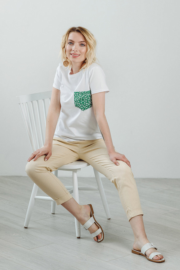 Белая футболка с цветным карманом