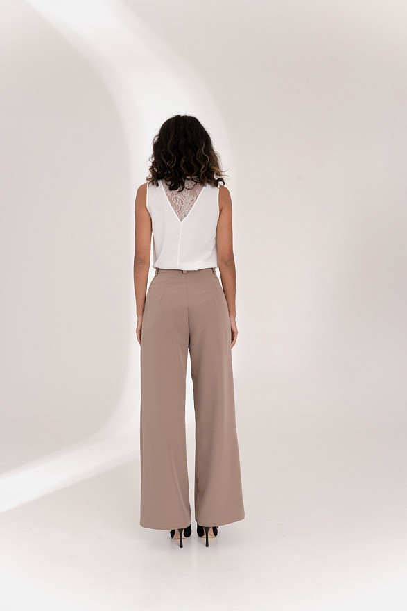 Wide-leg trousers with side pockets in Mocha color