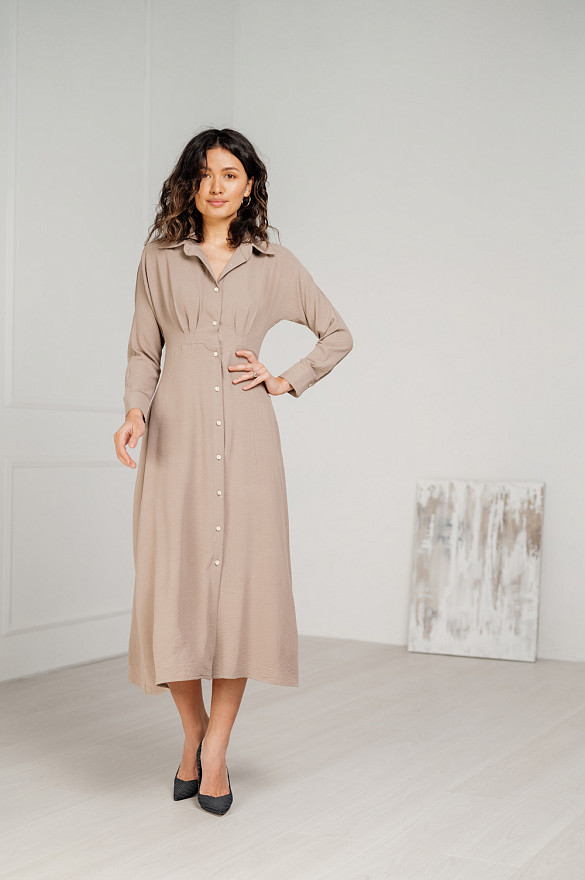 Напівприталена сукня з ефектною спідницею-трапецією у кольорі мокко