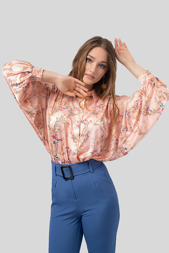 Персиковая блузка с объемным рукавом