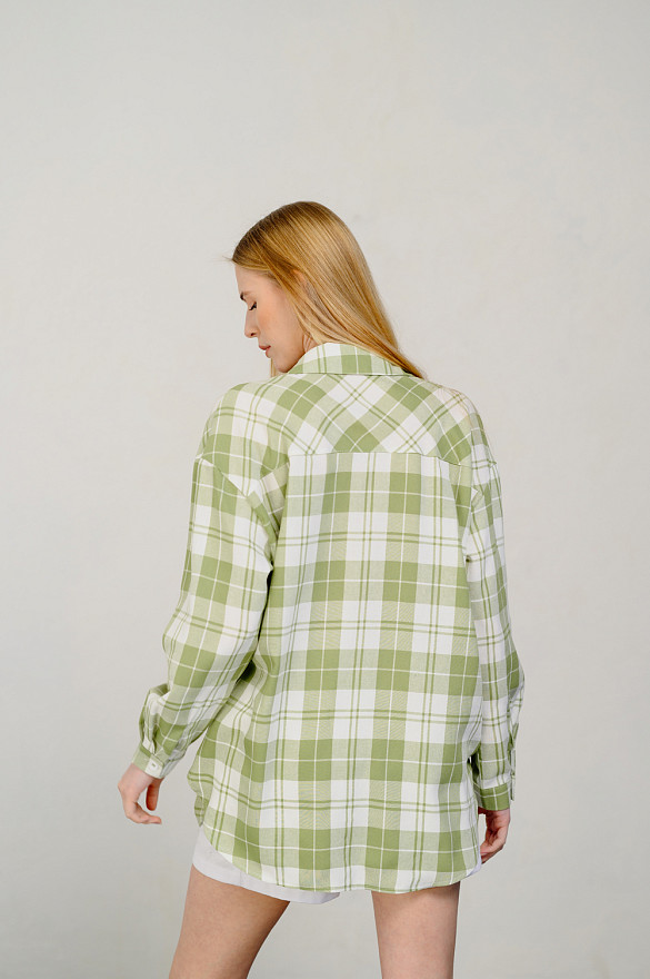 Удлиненная рубашка оверсайз в оливковом цвете