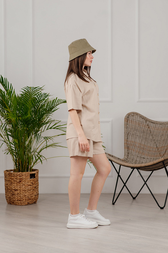 Бежевый летний льняной костюм