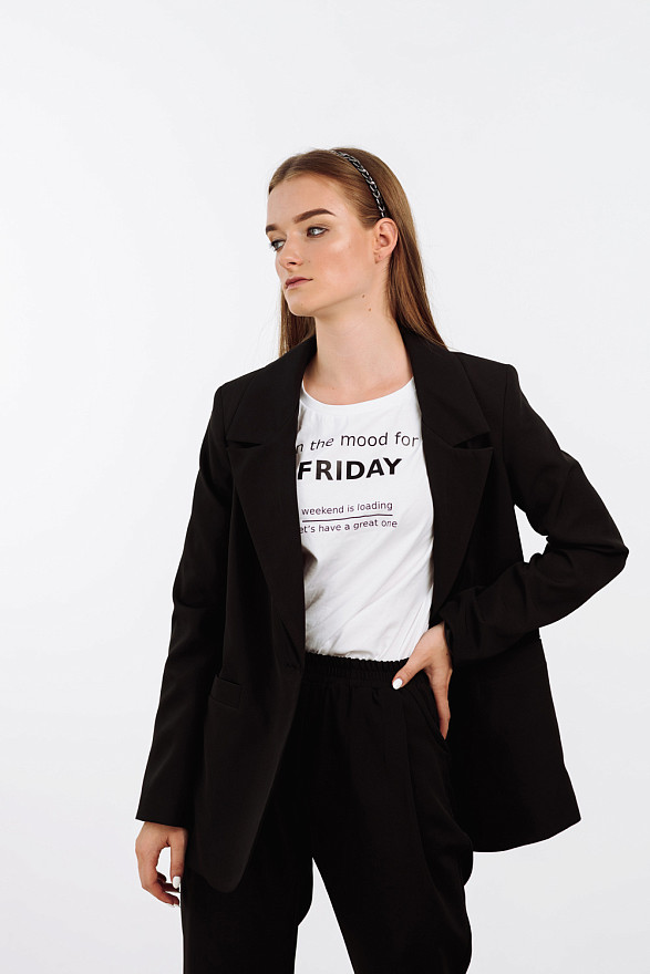 Черный пиджак с пуговицей