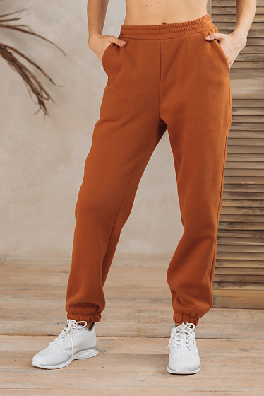 Sweatpants, elasticated waistline and trousers, side pockets.