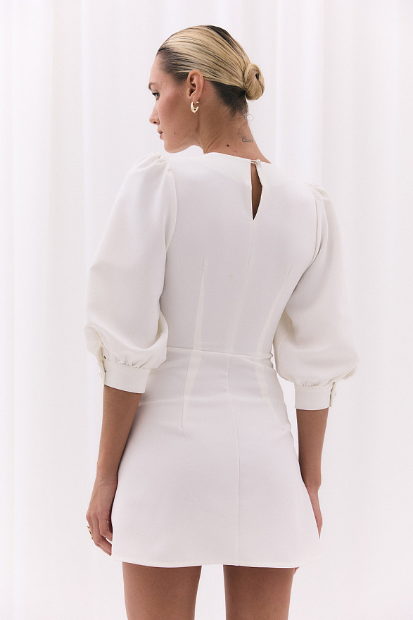 Белое приталенное платье с юбкой-трапецией и воротником с кружевом