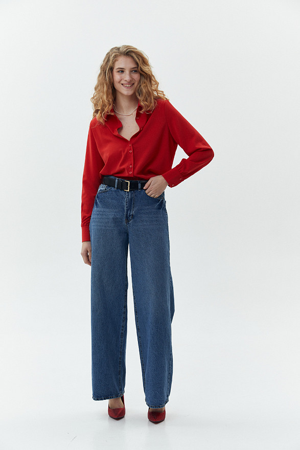 Красная блуза на пуговицах