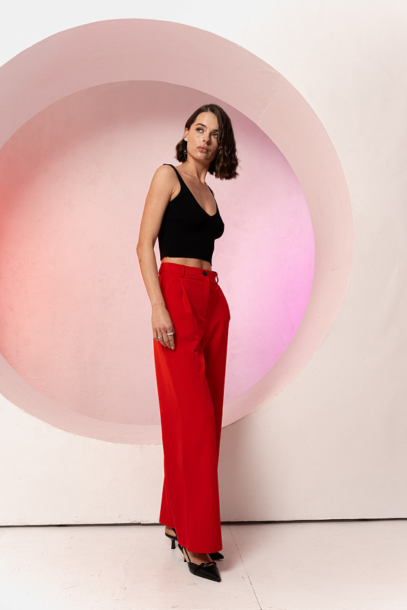 Чорний трикотажний топ з глибоким вирізом