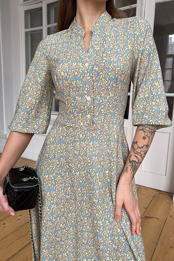 Голубое платье приталенного кроя с юбкой клеш