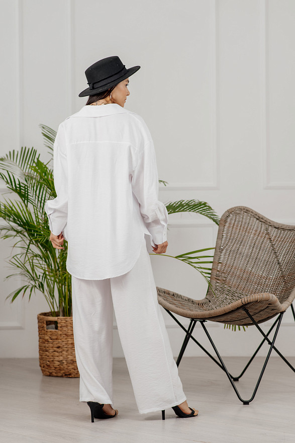 Білий лляний костюм