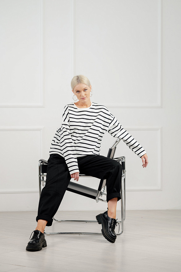 Чорний укорочений світшот із смугастим принтом.