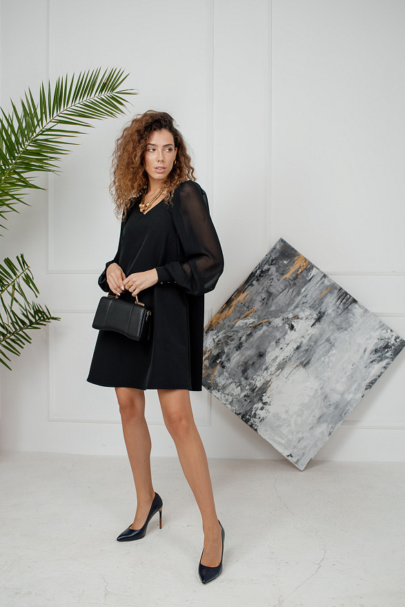 Черное мини платье трапеция с прозрачным рукавом