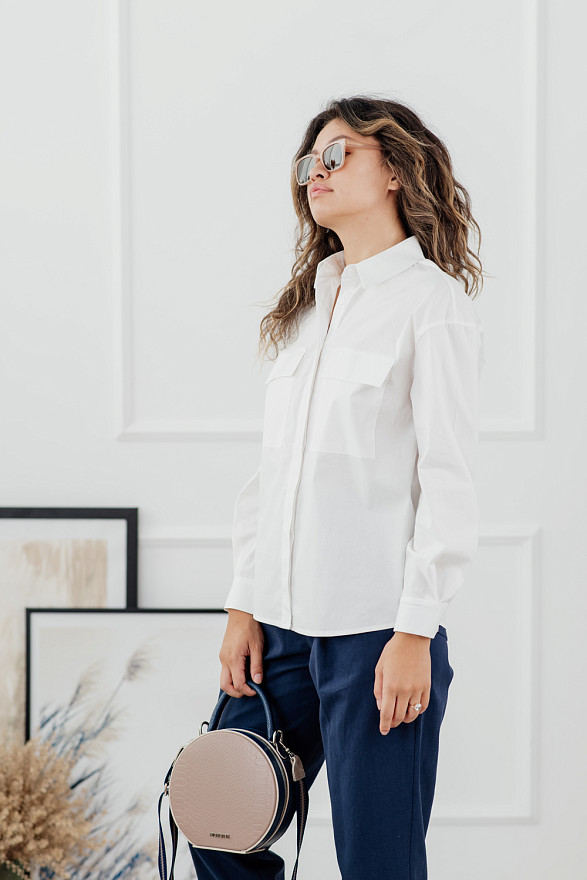 Молочная рубашка с большими карманами