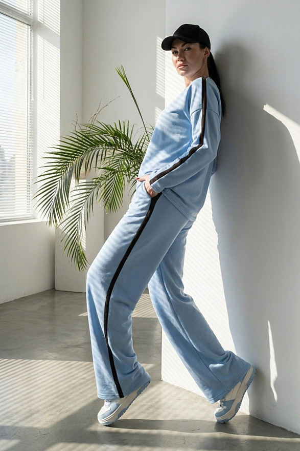 Голубой прогулочный костюм с лампасами