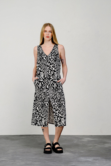 A loose sleeveless V-neck linen dress is the perfect choice for summer days. The dress has pockets in the side seams and a slit in the center of the shelf, which gives it an elegant and stylish look. The product is made of high-quality linen. In addition, the dress was made as comfortable and practical as possible, which makes it an excellent choice for everyday wear