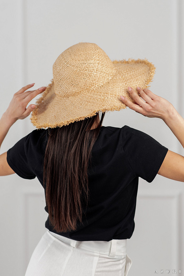 Черная футболка с V-вырезом