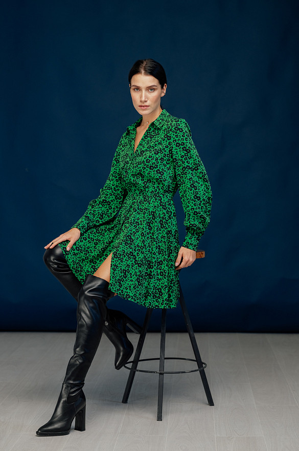 Зелёное миди-платье свободного кроя 