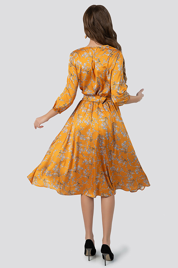 Желтое платье с цветочным принтом