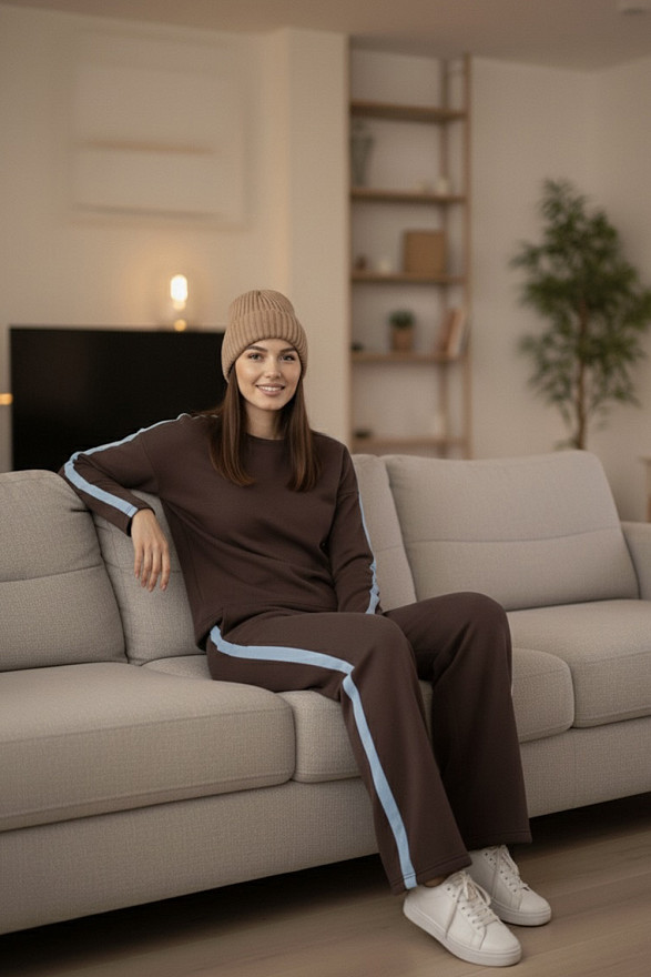 Шоколадний костюм з лампасами