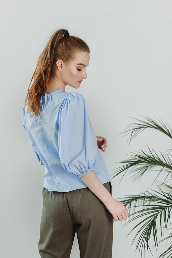 Блакитна коттоновая блузка