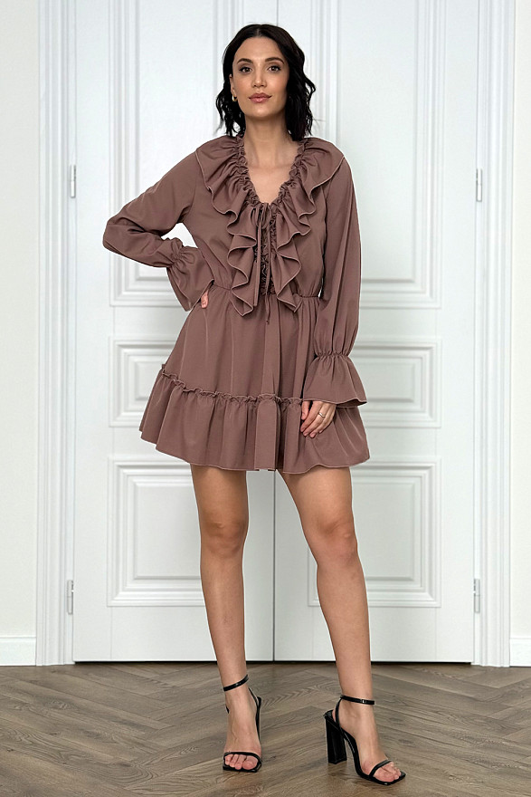 Light dress with ruffles in the color 