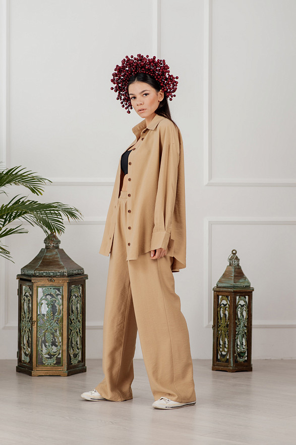 Бежевий лляний брючний костюм