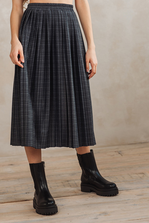 Серая плиссированная юбка