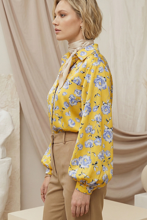 Яскрава жовта блуза з коміром